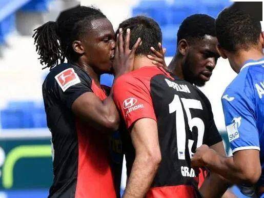  圣保利德比战火药味浓，德甲同城死敌激烈碰撞